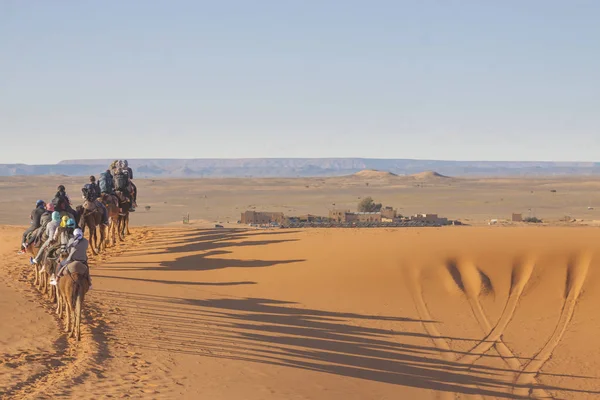 Morocco, Merzouga, Erg Chebbi Dunes, Tourists Riding Camels — Stock Photo, Image