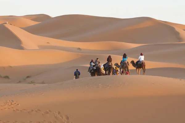 Morocco, Merzouga, Erg Chebbi Dunes, Tourists Riding Camels — Stock Photo, Image