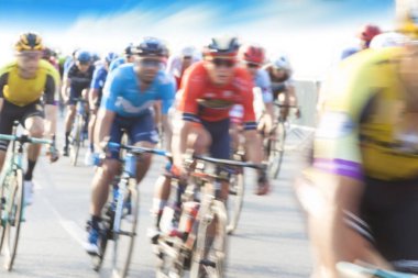 Bisikletçi bir yarış sırasında grup