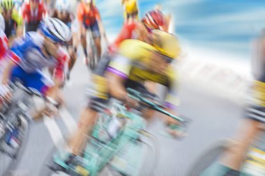 Bisikletçi bir yarış sırasında grup