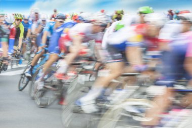 Bisikletçi bir yarış sırasında grup