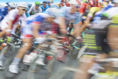 Bisikletçi bir yarış sırasında grup