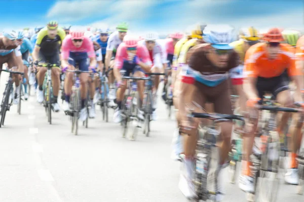 Grupo de ciclistas durante una carrera — Foto de Stock