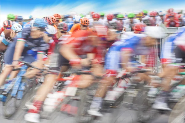 Grupo de ciclista durante uma corrida — Fotografia de Stock