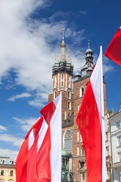 Flaggen Von Polen Krakau Hauptmarkt Jungfrau Maria Kirche Sonnenbeschienen Stockbild