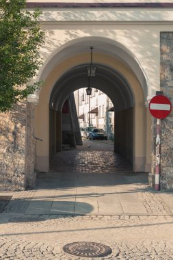 Polonya, Malopolska Küçük Polonya, Gorlice, Pazar Meydanı, Geçit, yazın güneş ışığı