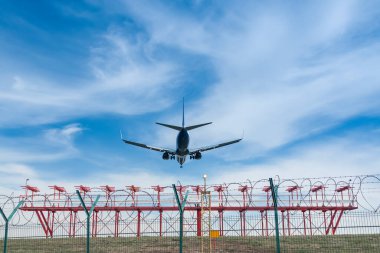 Ticari Jet Uçak İnişi, vites düşürme, bulutlu gökyüzü, aydınlatma sistemine yaklaşım görünür