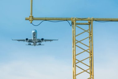 Ticari Jet Uçak İnişi, vites düşürme, bulutlu gökyüzü, aydınlatma sistemine yaklaşım görünür