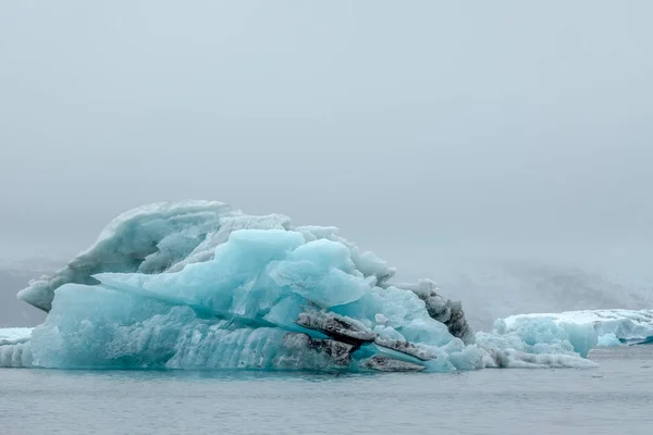 Vatnajokull ヨーロッパ最大の氷河から来る手配氷河ラグーンの氷山 — ストック写真