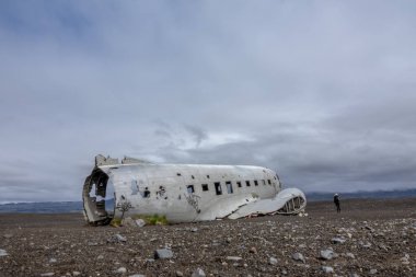 Vik, İzlanda-Haziran 11, 2018: 21 Kasım 1973'te İzlanda ' nın Güney ağır buzlanma nedeniyle bizi deniz kuvvetleri Douglas R4d-8, Super Dc-3 çöktü. Günümüzde ziyaret etmek için popüler bir sitedir.