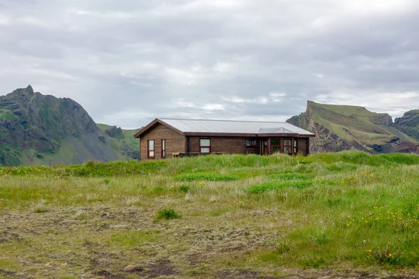 Heimaey Islândia Junho 2018 Cabine Madeira Com Encostas Vulcânicas Por — Fotografia de Stock