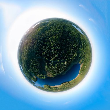 Bir göl ile herdem yeşil manzara