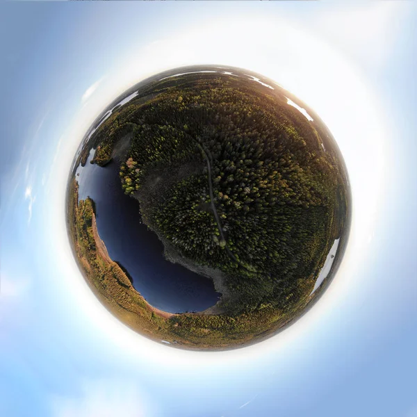 Bir göl ile herdem yeşil manzara