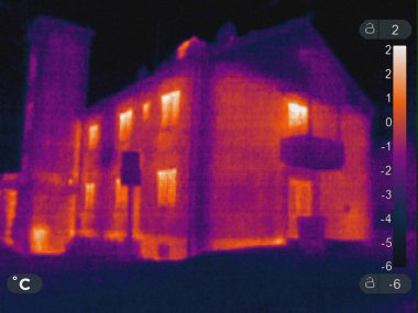 Kışın binanın termal resim