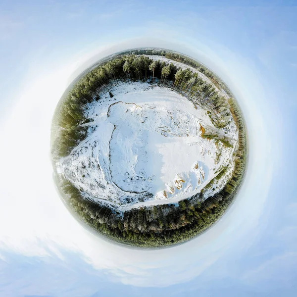 Panorama Sperimentale Una Foresta Invernale Con Pozzo Sabbia Ghiaia — Foto Stock