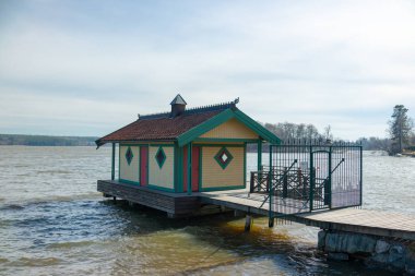 Strangnas İsveç, Strangnas 'ta yüzen sarı ev