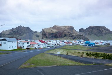 Heimaey kasabası, İzlanda 'nın güneyindeki Vestmannaeyjar takımadalarının en büyüğüdür.