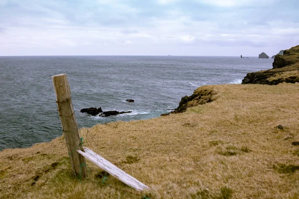 Los Postes Rotos Cerca Por Los Acantilados Steap Mar Isla —  Fotos de Stock