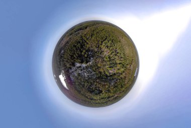 Yeşil bir manzara panoramik Küre