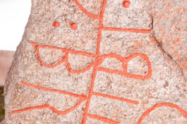 Runestone yıl 1000 civarında, year1887 Eksjo kilise duvarında yeniden keşfedildi ve tekrar dikildi
