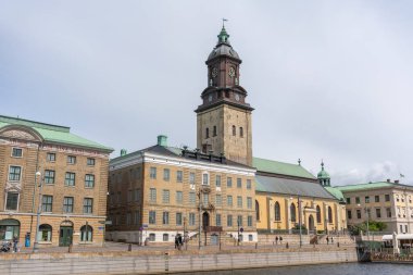 Göteborg, İsveç-27 Mayıs 2020: Hendeğin yanındaki Göteborg şehir merkezi binaları