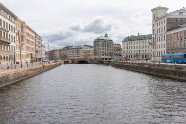 Göteborg, İsveç-27 Mayıs 2020: Hendeğin yanındaki Göteborg şehir merkezi binaları