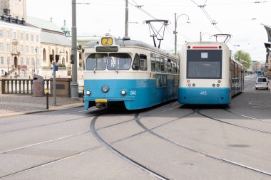 Göteborg, İsveç-27 Mayıs 2020: Göteborg şehir merkezinden geçen iki tramvay