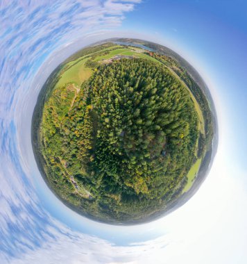 Hayvanat bahçesinin yakınındaki küre manzarası İsveç 'in batı kıyısındaki Norden gemisi.