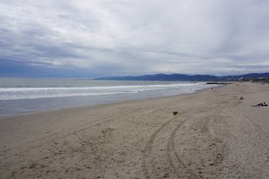 plajda yağmurlu bir gün