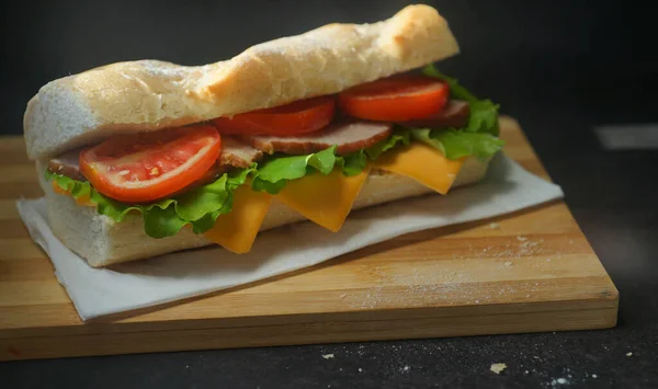 Sandwich Appétissant Avec Jambon Fromage Des Tomates Laitue Trouve Sur — Photo