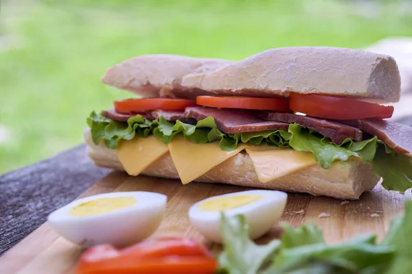 Ein Leckeres Sandwich Mit Schinken Käse Tomaten Und Salat Liegt — Stockfoto