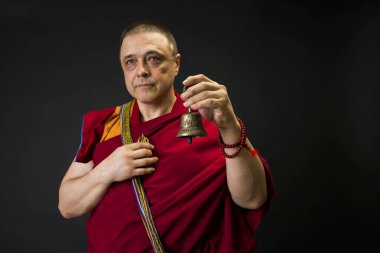 Tibetli keşiş vajra ve dharma çan ayinleri ile