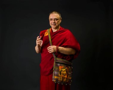 Kırmızı kesa cüppeli bir Budist keşişin portresi.