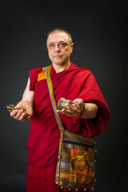 Tibet keşişi whith ritüel atriama dua boncukları ve top dharma