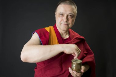 Kırmızı kesa cüppeli bir Budist keşişin portresi.