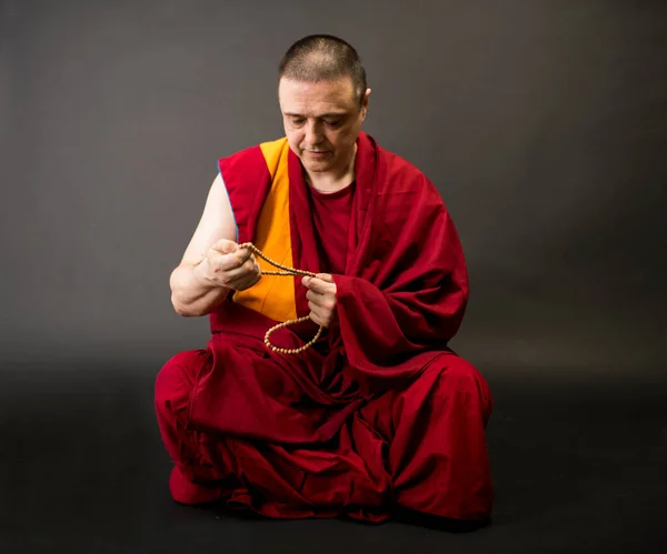 Monje Del Tíbet Cuando Ritual Atribuye Cuentas Oración — Foto de Stock