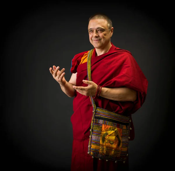 身穿带有仪式特征的红袍的佛教僧人画像 — 图库照片
