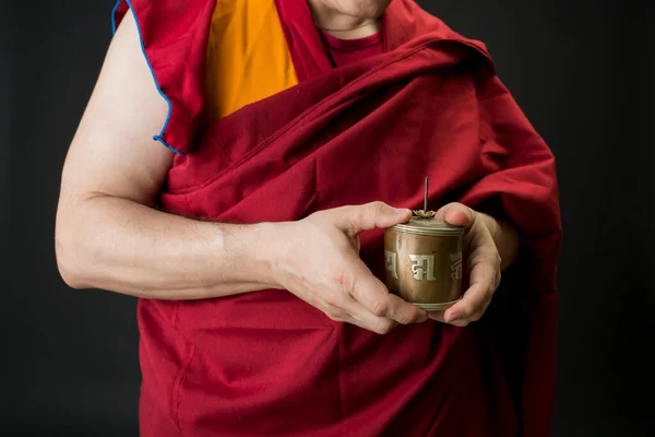 Porträt Eines Buddhistischen Mönchs Roter Kesa Der Mönch Hält Eine — Stockfoto