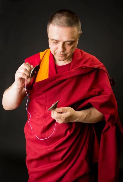 Retrato Monge Budista Uma Túnica Kesa Vermelha Com Atributos Rituais — Fotografia de Stock