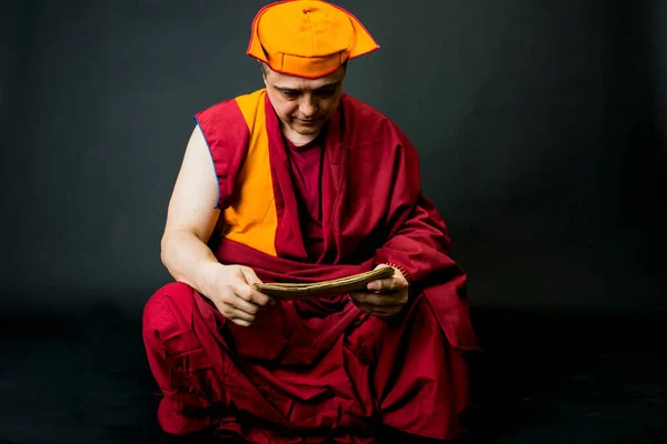 Tibetisch Buddhistischer Mönchslehrer Einem Weinroten Anzug Mit Textmantra — Stockfoto