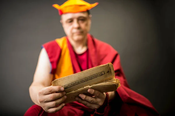 Tibetano Budista Monge Professor Terno Roupa Amarela Borgonha — Fotografia de Stock