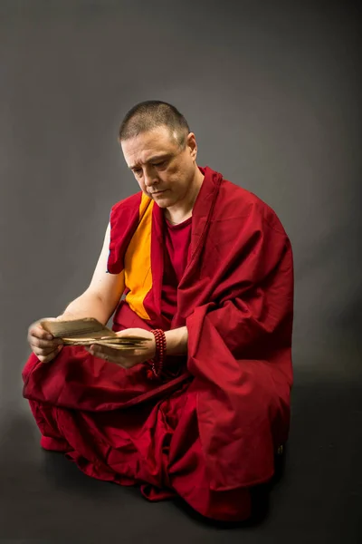 Tibetano Budista Monge Professor Terno Roupa Amarela Borgonha — Fotografia de Stock