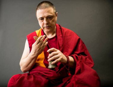 Bordo sarısı takım elbiseli Tibetli Budist keşiş öğretmen.