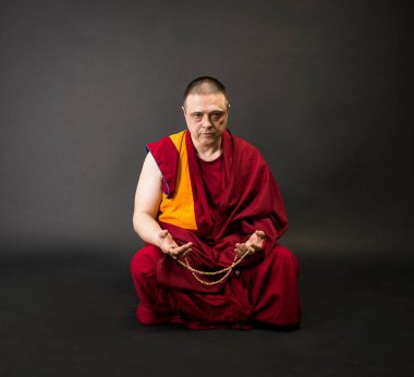 Keşiş tespihi elinde tutuyor.