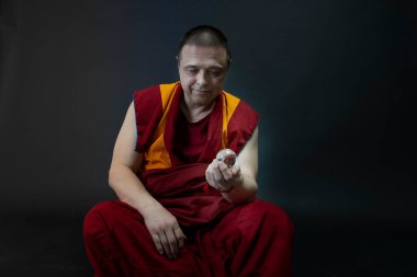 Elinde cam bir top tutan Budist keşiş.