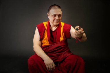 Elinde cam bir top tutan Budist keşiş.