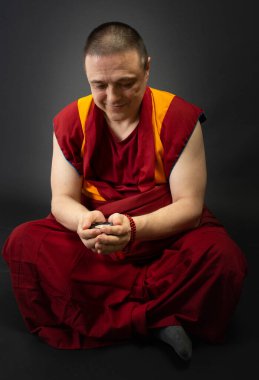 Elinde şamdanla mum tutan Budist keşiş.