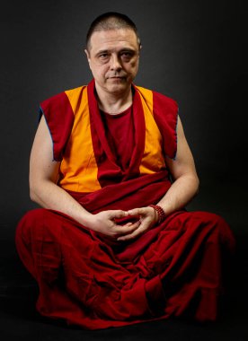 Budist keşiş meditasyon pozisyonunda oturuyor.