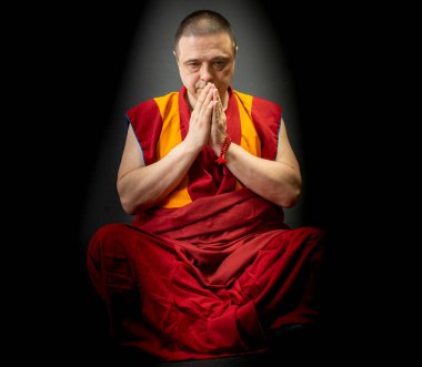 Tibetli bir Moğol rahibinin kırmızı ayin giysisi.