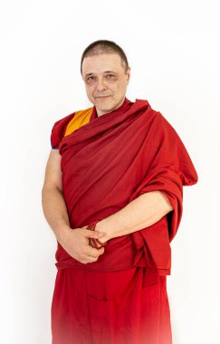 Beyaz arka planda kırmızı giysili bir Tibetli keşişin hademesi.